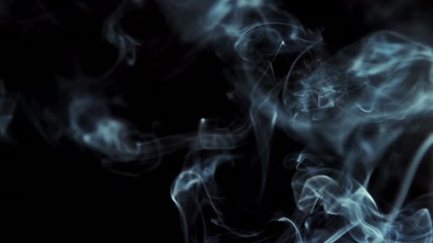 スローモーションで黒い背景に上昇の煙 — ストック動画