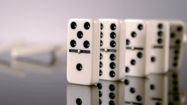 Domino Duwen Anderen Dominostenen Neer Tegen Witte Achtergrond — Stockvideo