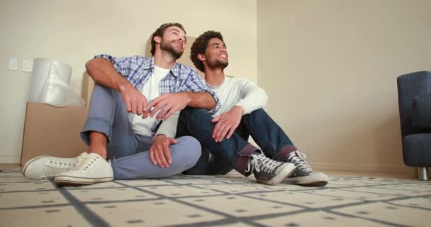 幸福的同性恋夫妇与新房子的钥匙 在高品质的格式 — 图库视频影像