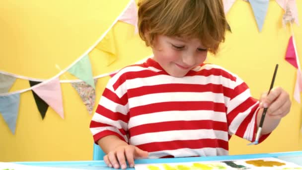 Niño Feliz Usando Pincel Pintura Cámara Lenta — Vídeos de Stock