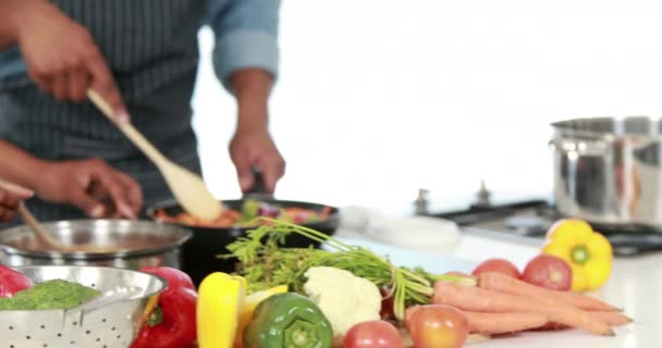 Gelukkig Jong Paar Koken Samen Keuken — Stockvideo