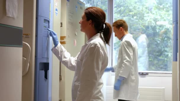 科学家在实验室中的高质量 格式中使用大冰箱 — 图库视频影像