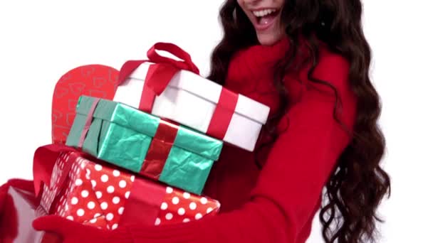 Feestelijke Brunette Stapel Van Geschenken Witte Achtergrond Slow Motion Uitvoering — Stockvideo