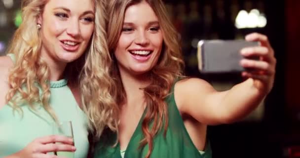 Улыбающиеся Друзья Шампанским Делают Селфи Баре — стоковое видео