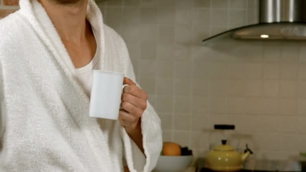 Jóképű Férfi Iszik Egy Csésze Kávét Konyhában — Stock videók