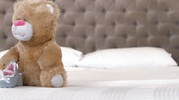 Дитяче Взуття Плюшевий Ведмідь Ліжку Вдома — стокове відео
