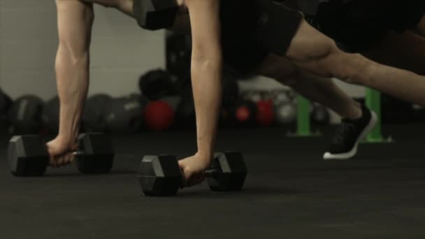 Pareja Forma Haciendo Ejercicio Con Pesas Gimnasio Crossfit — Vídeos de Stock