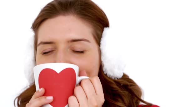 Meisje Winterkleren Glimlachen Camera Achter Haar Koffie Tegen Whitebackground — Stockvideo