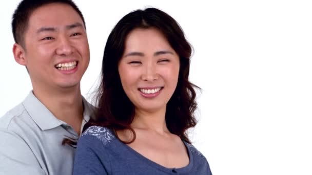 Retrato Asiático Sorrindo Casal Abraçando Contra Fundo Branco — Vídeo de Stock