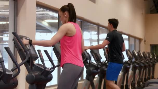 男人和女人在健身房优质 格式中使用交叉训练机 — 图库视频影像