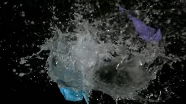 Twee Grote Waterballon Exploderen Tegen Zwarte Achtergrond — Stockvideo