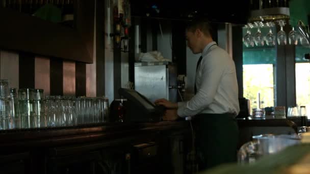 Barman Utilisant Caisse Enregistreuse Rangeant Comptoir Dans Bar — Video