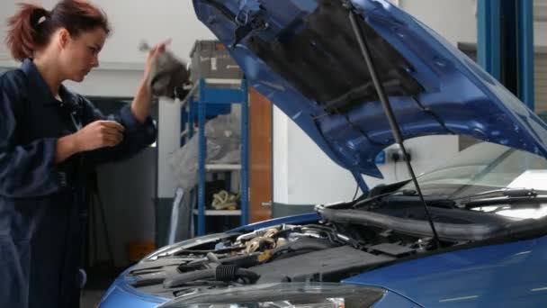 Mecánica Femenina Revisando Motor — Vídeos de Stock