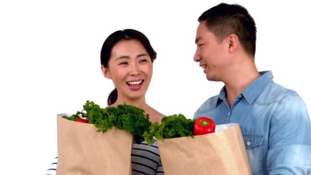 Asiático Sorrindo Casal Segurando Sacos Comida Contra Fundo Branco — Vídeo de Stock