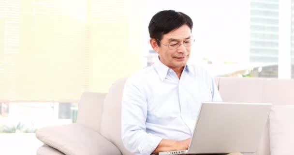 Asian Man Using Laptop Sofa Living Room — Stock Video