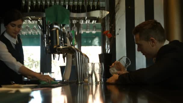 Gutaussehender Geschäftsmann Trinkt Bier Theke Bar — Stockvideo
