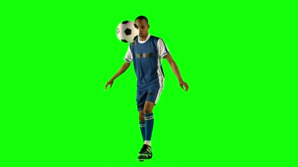 Jugador Fútbol Pateando Pelota Sobre Fondo Verde — Vídeos de Stock