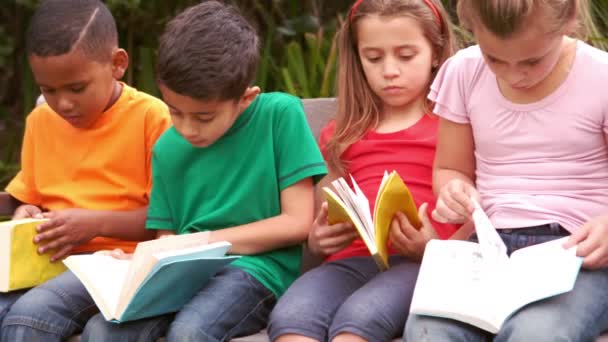 Retrato Crianças Lendo Livros Parque — Vídeo de Stock