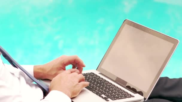 Бізнесмен Використовує Ноутбук Лежачи Кріслі Повільному Русі — стокове відео