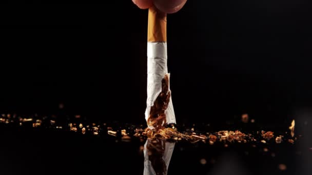 Rukou Stlačuje Cigaretu Pomalém Pohybu — Stock video