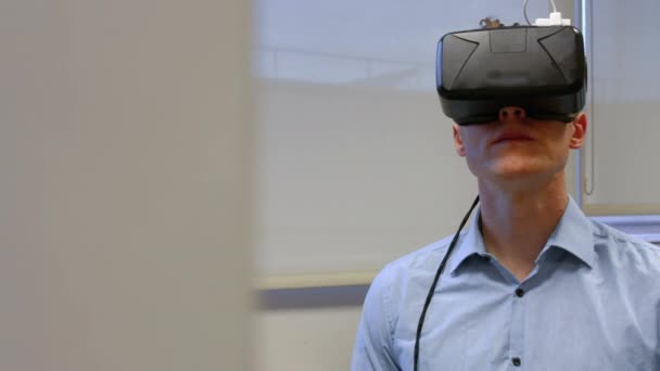 Homem Usando Oculus Rift Faculdade Formato Alta Qualidade — Vídeo de Stock