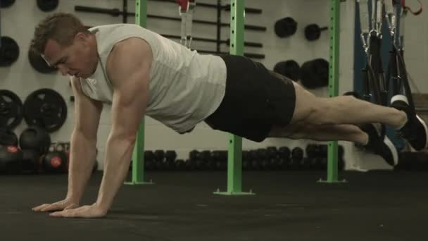 Homem Musculoso Exercitando Posição Prancha Crossfit Ginásio — Vídeo de Stock