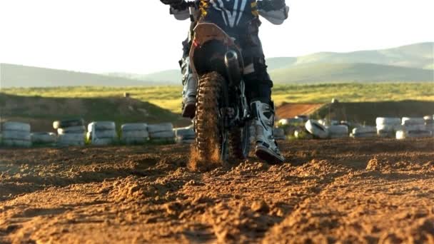 Чоловік Їде Мотоциклі Перехрестям Повільному Русі — стокове відео