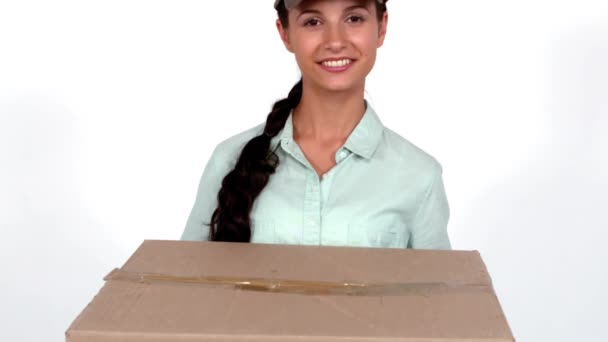 Kobieta Szczęśliwa Dostawy Trzymając Karton Białym Tle Zwolnionym Tempie — Wideo stockowe