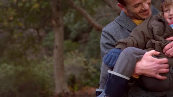 Padre Hijo Jugando Juntos Parque — Vídeo de stock