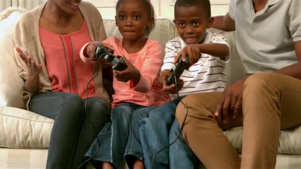 Familia Sonriente Sofá Con Niños Jugando Videojuegos Cámara Lenta — Vídeo de stock