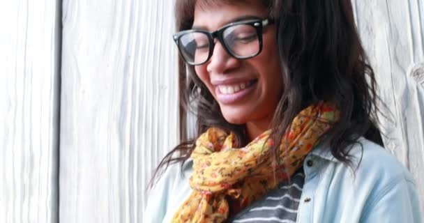 Mujer Hipster Sonriente Usando Tableta Sobre Fondo Madera — Vídeos de Stock