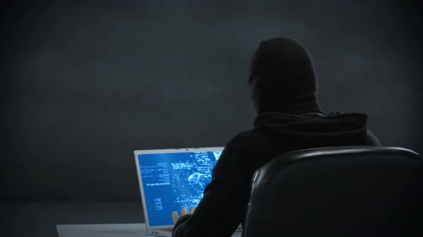 黒い背景にノート パソコンを使用してのハッカーのコンポジット ビデオ — ストック動画