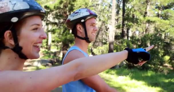 Pasangan Bersepeda Melalui Hutan Pedesaan — Stok Video