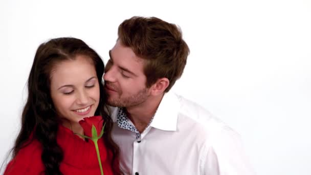 可爱的夫妇握红玫瑰在慢动作中的白色背景上 — 图库视频影像