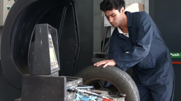 机修工工作对轮胎在车库里 — 图库视频影像