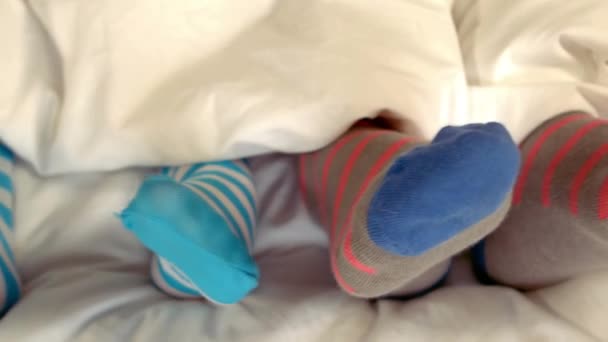 自宅のベッドで家族の足 — ストック動画