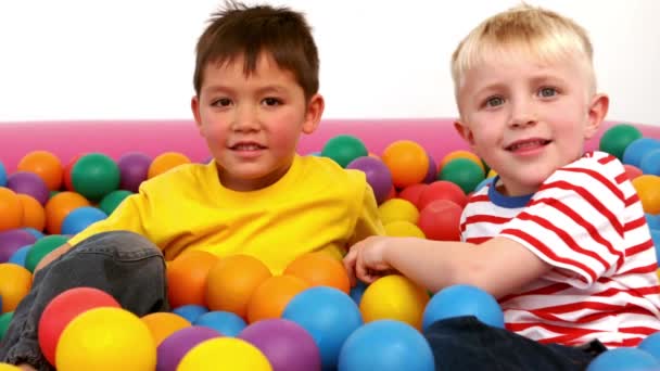 Zwei Jungen Spielen Zeitlupe Einer Kugelgrube — Stockvideo