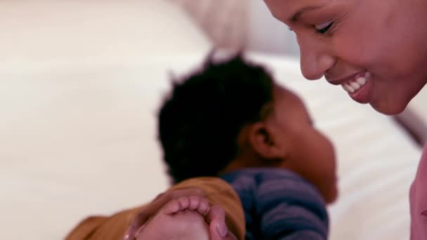 Mãe Feliz Cuidando Seu Bebê Cama — Vídeo de Stock