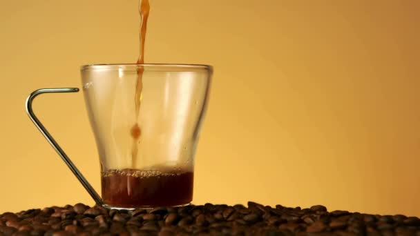 Koffie Gieten Een Glazen Beker Slow Motion — Stockvideo