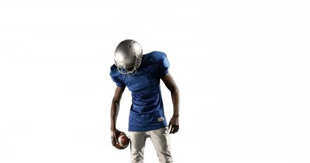 Giocatore Football Americano Guardando Fotocamera Sfondo Bianco — Video Stock