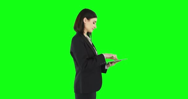 Mujer Negocios Pie Uso Una Tableta Solapa Verde — Vídeo de stock