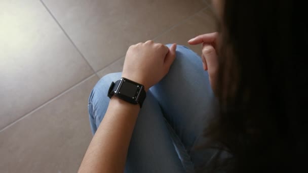 Sobre Vista Ombro Uma Jovem Mulher Usando Smartwatching — Vídeo de Stock