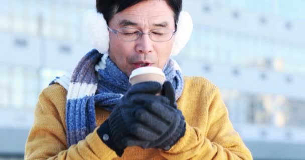 Azjatycki Człowiek Picia Gorącej Kawy Zimny Dzień — Wideo stockowe