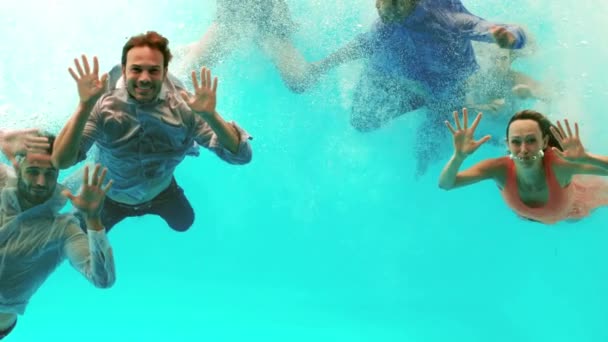 Szczęśliwy Przyjaciele Pływanie Pod Wodą Zwolnionym Tempie — Wideo stockowe