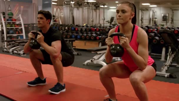 Paar Macht Gewichtete Kniebeugen Fitnessstudio Hochwertigen Format — Stockvideo