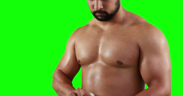Homem Muscular Grave Vestindo Bandagem Fundo Verde — Vídeo de Stock
