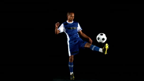 Knappe Man Jongleren Een Voetbal Zwarte Achtergrond — Stockvideo