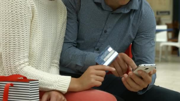 Pasangan Dengan Smartphone Dan Kartu Kredit Berdiskusi Pusat Perbelanjaan — Stok Video