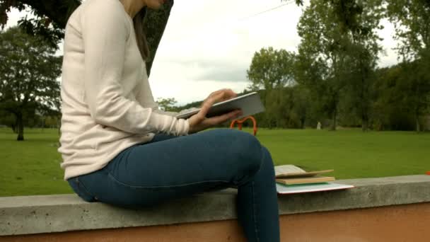Mulher Bonita Estudando Com Livros Tablet Livre — Vídeo de Stock