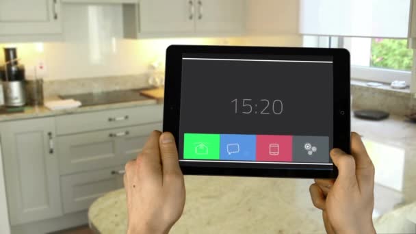 Mans Mãos Usando Tablet Cozinha — Vídeo de Stock